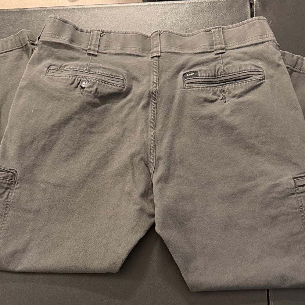 Lee Men’s Cargo Pants in Charcoal Gray - Picture 3 of 5